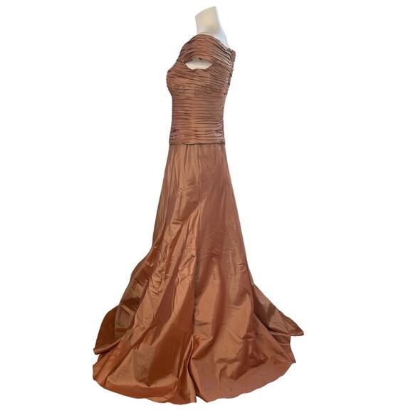 JS Collections Off Shoulder Shirred Taffeta Gown in Copper Size 6 US - Picture 6 of 11